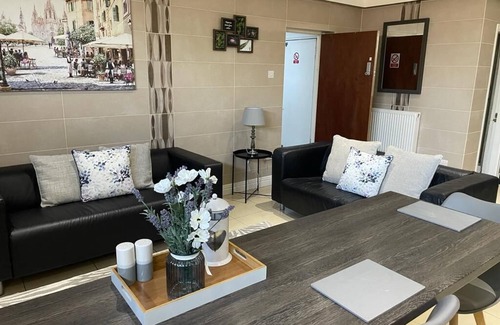 Huyton Apartment | Beautiful 5 bed apartment with outdoor courtyard, sleeps 8