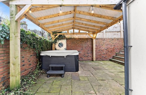 Whitby House | Beautiful 5 Bed Home in Central Whitby - Hot-tub