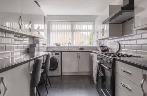 Marston Green House | Beautiful 5 Bedroom Home With Parking Near NEC and BHx