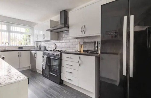 Marston Green House | Beautiful 5 Bedroom Home With Parking Near NEC and BHx