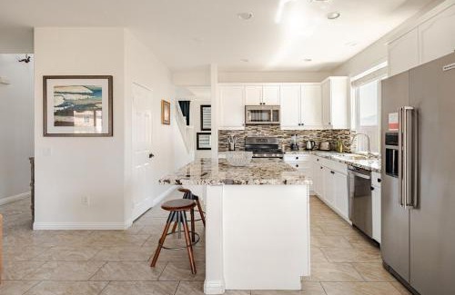 Indio House | Beautiful 5 BR house Huge Pool SPA BBQ in Indio