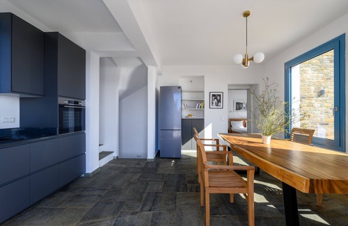 Gavrio Villa | Beautiful 5 double bedroom villa "on the beach" - Large swimming pool access - garden