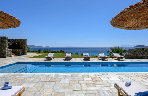 Gavrio Villa | Beautiful 5 double bedroom villa "on the beach" - Large swimming pool access - garden