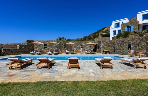 Gavrio Villa | Beautiful 5 double bedroom villa "on the beach" - Large swimming pool access - garden