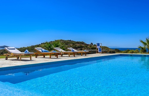 Gavrio Villa | Beautiful 5 double bedroom villa "on the beach" - Large swimming pool access - garden