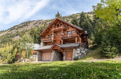 Oz Ski Chalet | Beautiful 5-star, 6 bedroom 6 bath Ski-in/out Chalet Oz en Oisans-Alpe d'Huez.