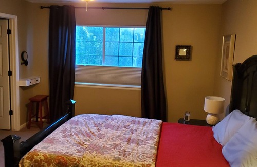 Centennial House | Beautiful 5bdrm home in Centennial- 2 rooms with beds plus home office