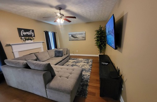 McDonough House | Beautiful 5BR/2.5 BA/2 Story Home ✩Sleeps 12- 30 minutes from ATL Airport
