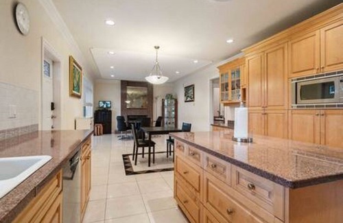 Oakridge House | Beautiful 6 BD House in a Desirable Neighborhood