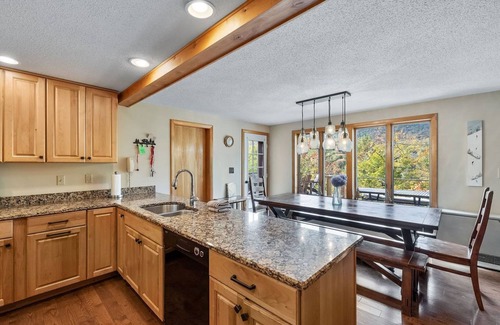 Lincoln House | Beautiful 6 Bdrm Home on Loon with Mtn Views, 1/4 mi to Resort, Pool/Spa Pass