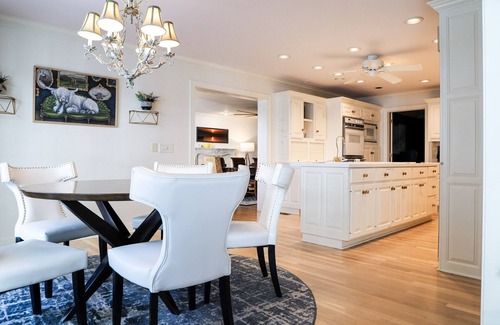 Fayetteville House | Beautiful 6-bed home with pool and 2 hot tubs