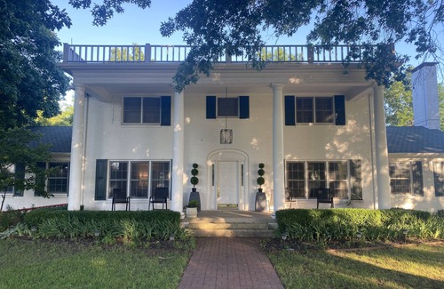 Fayetteville House | Beautiful 6-bed home with pool and 2 hot tubs