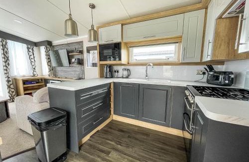 Pakefield Other | Beautiful 6 Berth Caravan With Full Sea Views For Hire In Suffolk Ref 68004Cr