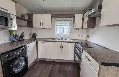 Hopton House | Beautiful 8 berth caravan with decking at Broadland Sands in Suffolk ref 20017CV