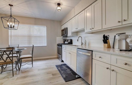 Largo House | Beautiful and Comfortable 2 Bedroom Home 10 minutes from Beach