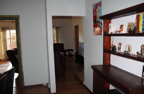 Menlo Park House | Beautiful and Luxurious Townhouse in Upmarket Suburb- Fully Serviced