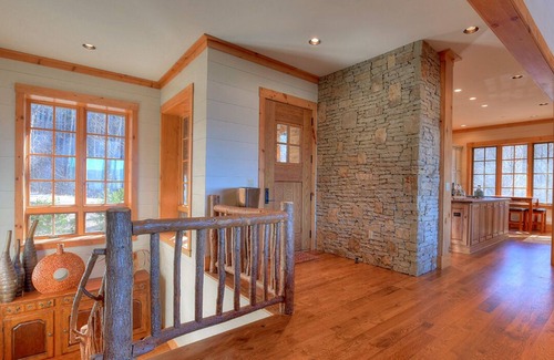 Sylva House | Beautiful And Luxurious 4 BR Family Retreat In An Upscale Private Community