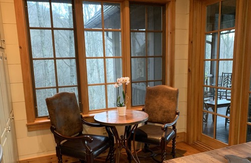 Sylva House | Beautiful And Luxurious 4 BR Family Retreat In An Upscale Private Community