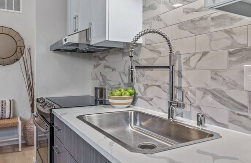 Marcy-Holmes Apartment | Beautiful and Pet Friendly in Quiet Neighborhood!