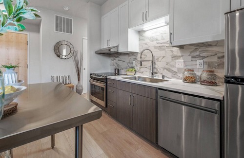 Marcy-Holmes Apartment | Beautiful and Pet Friendly in Quiet Neighborhood!