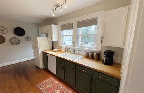 Anderson House | Beautiful and Relaxing 3 Bedroom Bungalow Home, Perfect for a Weekend Getaway