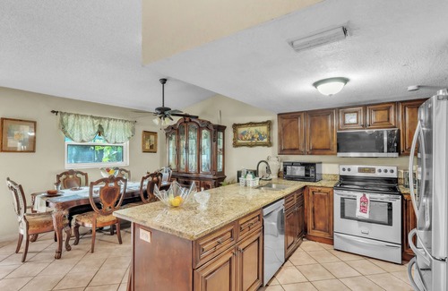 Lakewood Estates House | beautiful and safe golf neighborhood.n 10 minute from downtown and the beach