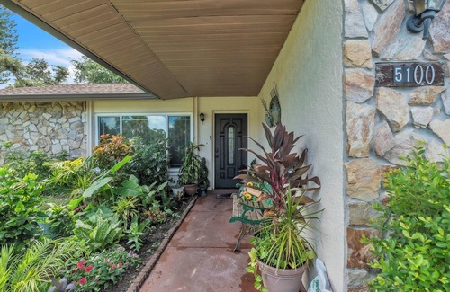 Lakewood Estates House | beautiful and safe golf neighborhood.n 10 minute from downtown and the beach