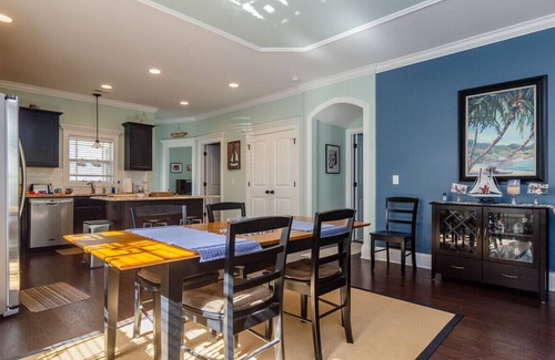North Carolina Coast Cottage | Beautiful and spacious beach cottage a short walk from the ocean