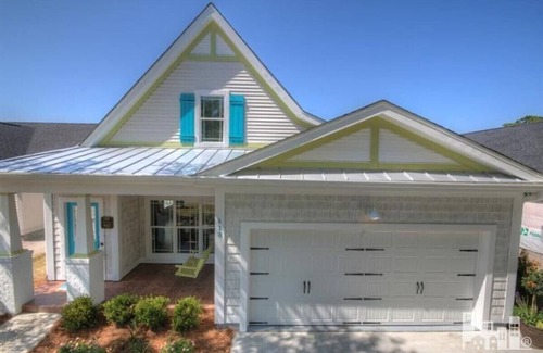 North Carolina Coast Cottage | Beautiful and spacious beach cottage a short walk from the ocean