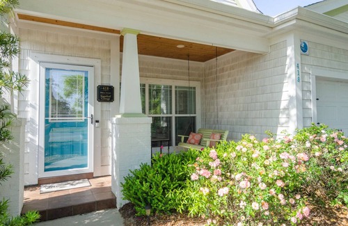 North Carolina Coast Cottage | Beautiful and spacious beach cottage a short walk from the ocean