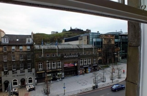 New Town Apartment | Beautiful and Spacious 3 Bedroom Apartment East End of Prince Street