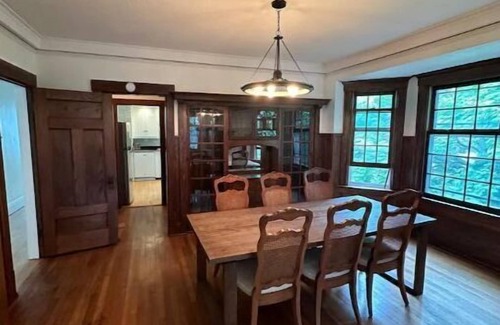 Upper East Side Apartment | Beautiful and Spacious 3BR plus Garage