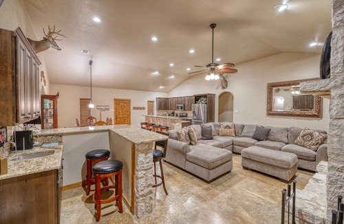 Concan House | Beautiful and spacious home with a pool