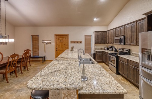 Concan House | Beautiful and spacious home with a pool