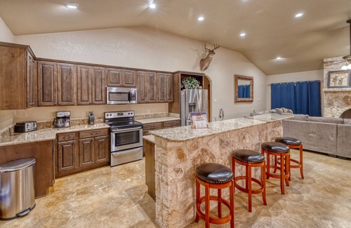 Concan House | Beautiful and spacious home with a pool