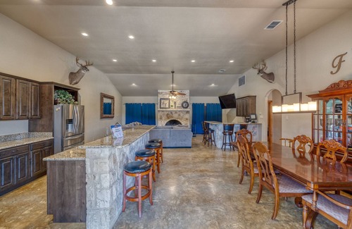 Concan House | Beautiful and spacious home with a pool