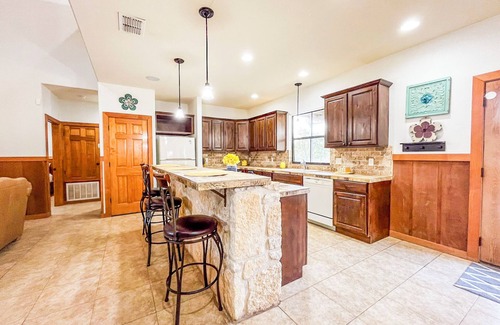 Sabinal House | Beautiful and spacious home with a pool