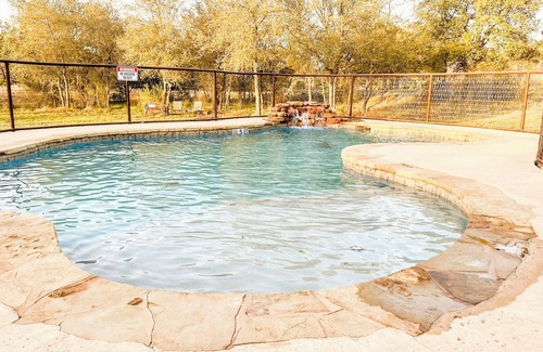 Sabinal House | Beautiful and spacious home with a pool