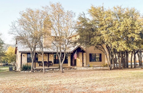 Sabinal House | Beautiful and spacious home with a pool