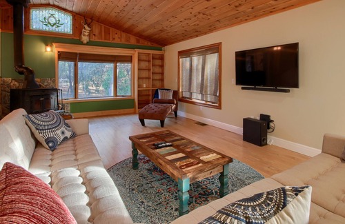 Mariposa House | Beautiful and Spacious Manor w/ Hot Tub - Enjoy the Grandeur of Yosemite !
