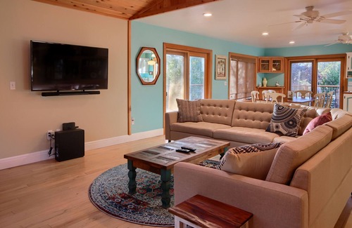Mariposa House | Beautiful and Spacious Manor w/ Hot Tub - Enjoy the Grandeur of Yosemite !