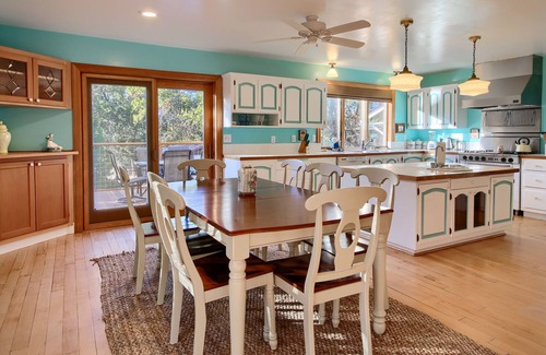 Mariposa House | Beautiful and Spacious Manor w/ Hot Tub - Enjoy the Grandeur of Yosemite !