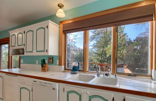 Mariposa House | Beautiful and Spacious Manor w/ Hot Tub - Enjoy the Grandeur of Yosemite !