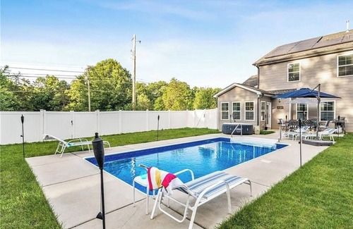 Lewisville House | Beautiful and stunning house with pool and Jacuzzi, area very peaceful