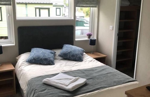 Great Houghton House | Beautiful and Tranquil Lakeside Lodge - Sleeps 5