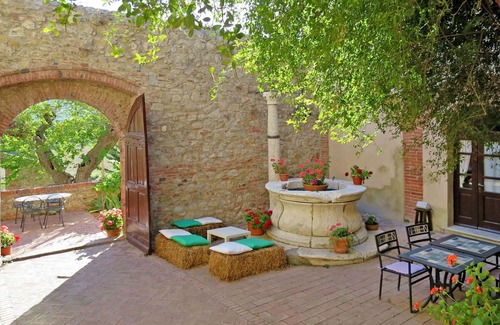 Santo Villa | Beautiful apartment in villa for 4 guests with A/C, pool, patio, pets allowed and panoramic view