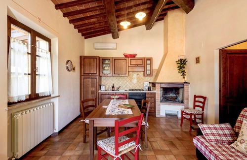 Popoltaio-Schiacciato Villa | Beautiful apartment in villa for 6 guests with A/C, WIFI, pool, TV and terrace