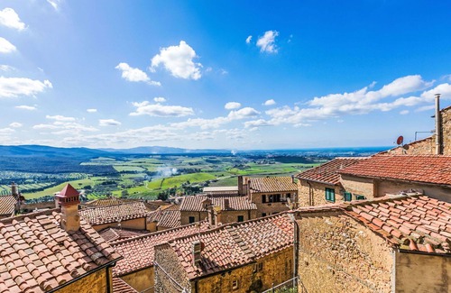 Casale Marittimo Apartment | Beautiful apartment for 6 guests with pool, WIFI, TV, terrace and pets allowed