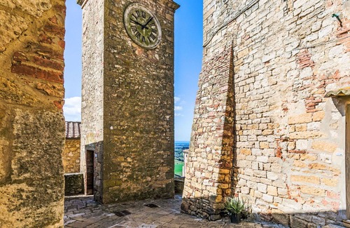 Casale Marittimo Apartment | Beautiful apartment for 6 guests with pool, WIFI, TV, terrace and pets allowed