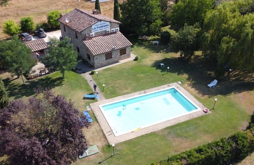 Poggiarello Villa | Beautiful apartment in villa for 4 guests with A/C, pool and TV, close to Siena